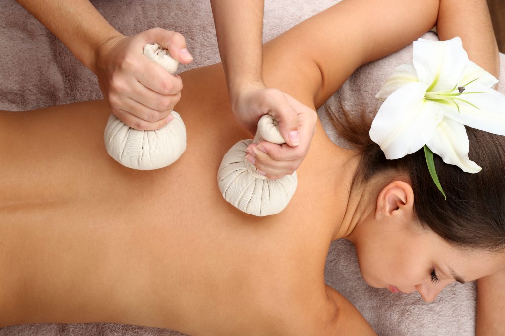 Massage aux pochons d'herbes (1 h)